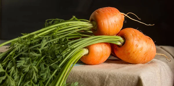 Zanahorias jóvenes. Productos vegetarianos frescos. Deliciosa comida para chi —  Fotos de Stock