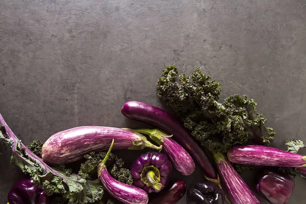 Small eggplant, cabbage kale and purple pepper. Dark background. — Stock Photo, Image