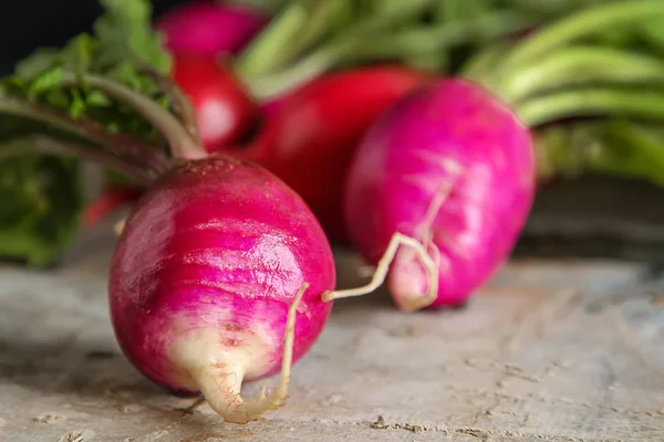 Vers geplukt kleurrijke radijs. Het kweken van groenten. Vegetarisch — Stockfoto