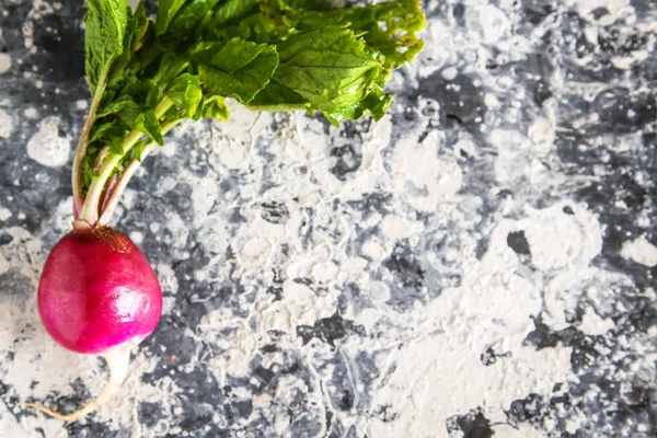 Rábanos recién recogidos. Cultivando verduras. Vegetariano —  Fotos de Stock