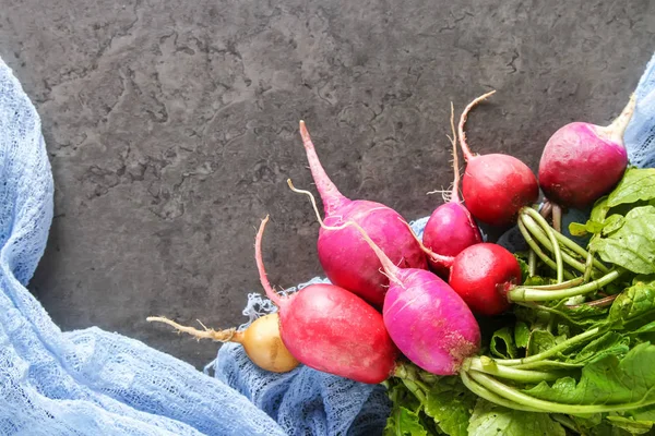 Vers geplukt kleurrijke radijs. Het kweken van groenten. Vegetarisch — Stockfoto