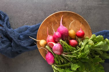 Taze renkli turp aldı. Sebze yetiştirme. Vejetaryen