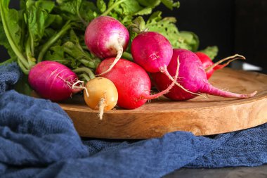 Taze renkli turp aldı. Sebze yetiştirme. Vejetaryen