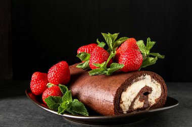 Çilek ve nane ile lezzetli ev yapımı çikolatalı kek. Da