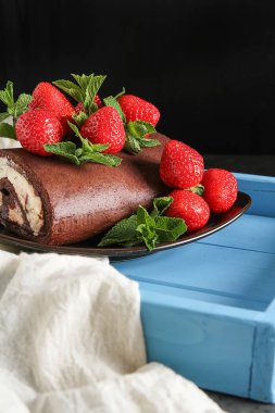 Çilek ve nane ile lezzetli ev yapımı çikolatalı kek. Da