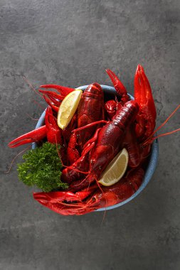 Maydanoz ve limon ile lezzetli haşlanmış kerevit yakın çekim. Karanlık 