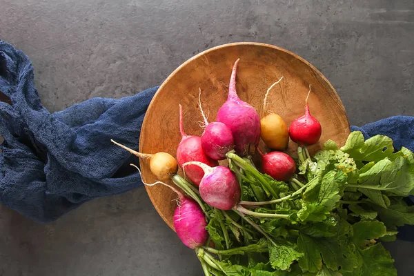 Taze renkli turp aldı. Sebze yetiştirme. Vejetaryen
