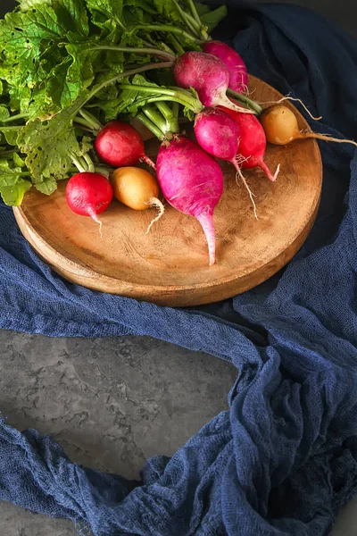 Taze renkli turp aldı. Sebze yetiştirme. Vejetaryen