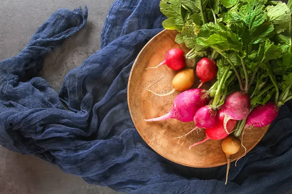 Taze renkli turp aldı. Sebze yetiştirme. Vejetaryen