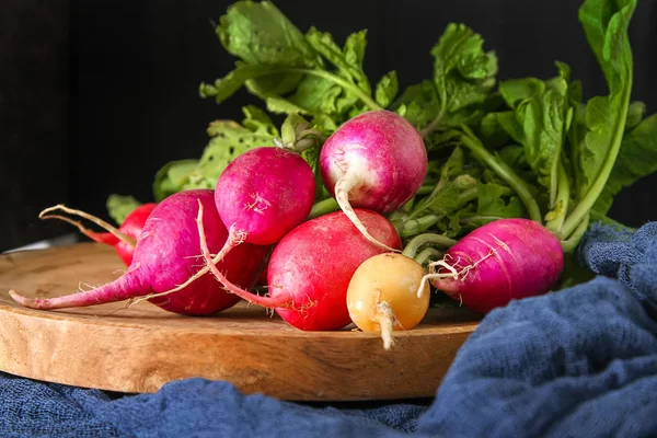 Vers geplukt kleurrijke radijs. Het kweken van groenten. Vegetarisch — Stockfoto