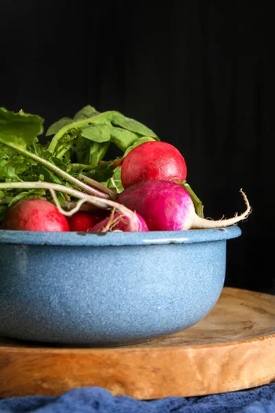 Taze renkli turp aldı. Sebze yetiştirme. Vejetaryen