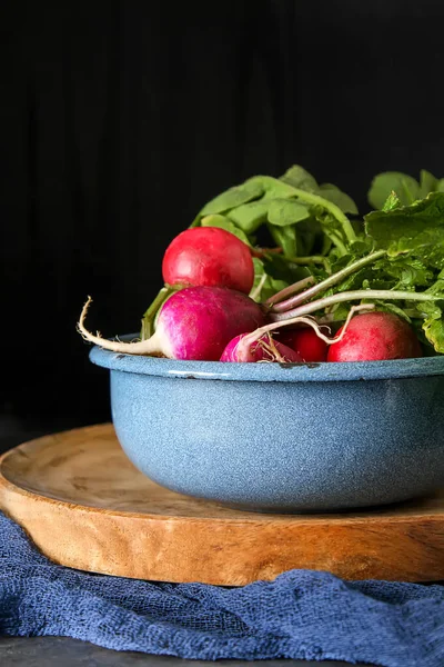 Taze renkli turp aldı. Sebze yetiştirme. Vejetaryen