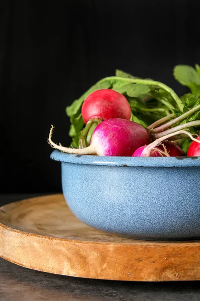 Taze renkli turp aldı. Sebze yetiştirme. Vejetaryen