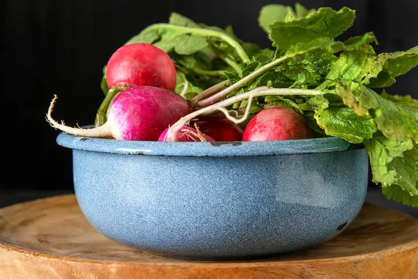 Taze renkli turp aldı. Sebze yetiştirme. Vejetaryen