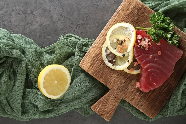 Steak of tuna for grilling. Dark background. Seafood. — Stock Photo, Image