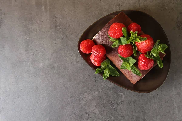 Delicioso pastel de chocolate casero con fresas y menta. Pa —  Fotos de Stock