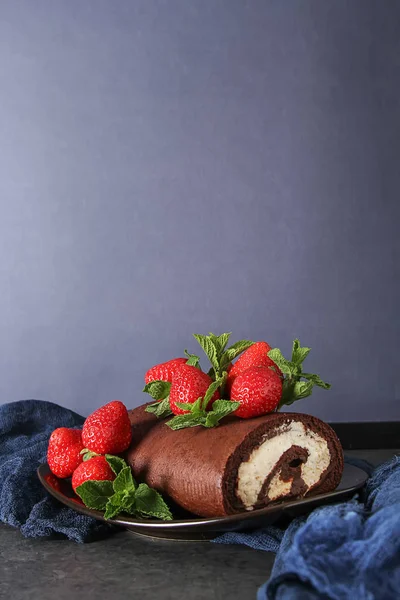 Вкусный домашний торт шоколадный с клубникой и мятой. Da — стоковое фото