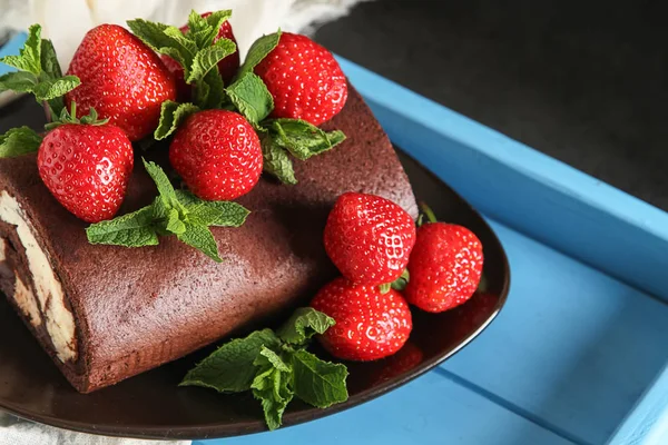 Kue coklat buatan sendiri yang lezat dengan stroberi dan mint. Da — Stok Foto