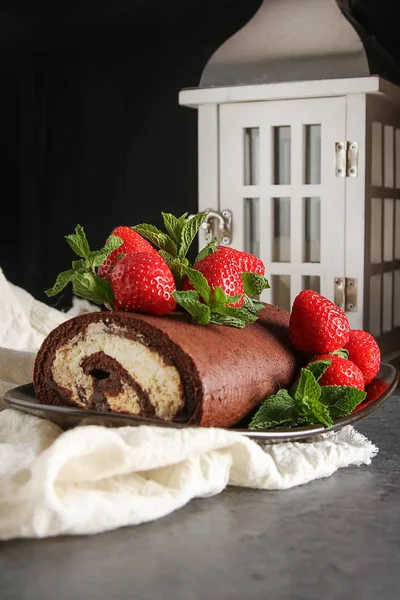 Delicious homemade chocolate cake with strawberries and mint. Da — Stock Photo, Image