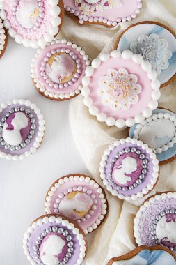 Bal gingerbread Broş şeklinde. Sevgililer günü. Açık renkli. Orijinal tatlı