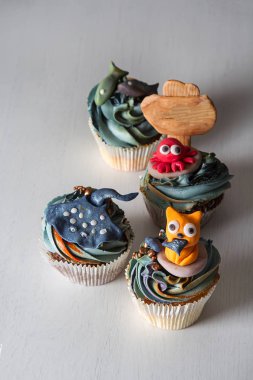 Mastik ve badem ezmesi kedi, Balık ve yengeç hayvanlarla Capcake. Dekor kek. Koyu arka plan