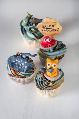 Mastik ve badem ezmesi kedi, Balık ve yengeç hayvanlarla Capcake. Dekor kek. Koyu arka plan