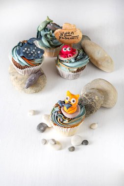 Mastik ve badem ezmesi kedi, Balık ve yengeç hayvanlarla Capcake. Dekor kek. Koyu arka plan