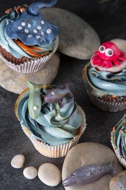 Mastik ve badem ezmesi kedi, Balık ve yengeç hayvanlarla Capcake. Dekor kek. Koyu arka plan