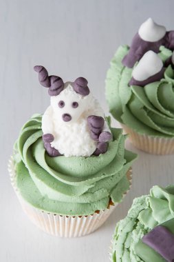 Mastik ve badem ezmesi Koç, dağlar, şarap hayvanlarla Capcake. Dekor kek. Koyu arka plan