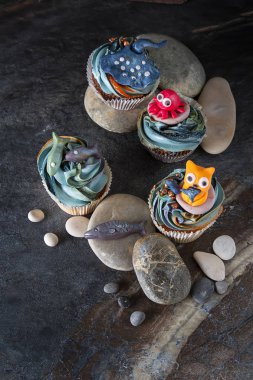 Mastik ve badem ezmesi kedi, Balık ve yengeç hayvanlarla Capcake. Dekor kek. Koyu arka plan