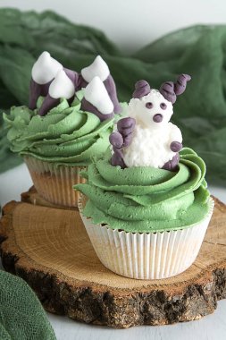 Mastik ve badem ezmesi Koç, dağlar, şarap hayvanlarla Capcake. Dekor kek. Koyu arka plan