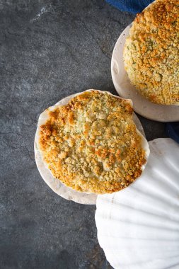 Kabuklu deniz ürünleri karides ve balık ile doldurulmuş. Koyu arka plan