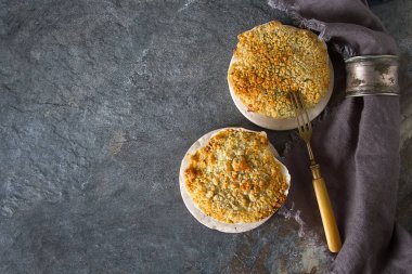 Kabuklu deniz ürünleri karides ve balık ile doldurulmuş. Koyu arka plan