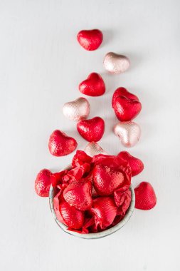 Çikolata Mavi kalpler olan kutu. Sevgililer günü için bir hediye. Açık renkli