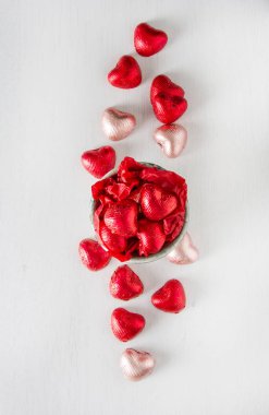 Çikolata Mavi kalpler olan kutu. Sevgililer günü için bir hediye. Açık renkli