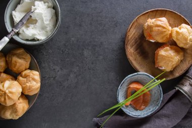 Somon ve creamcheese puffs. tatil aperatif yemek servisi. Profiterol veya kanepe.