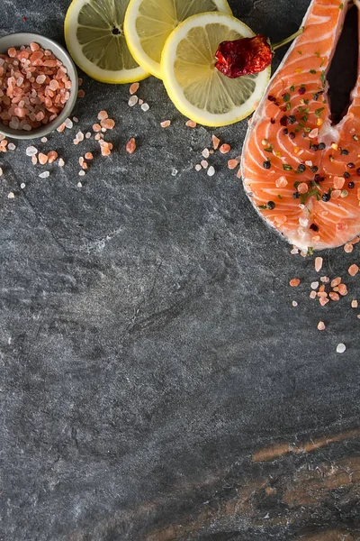 スパイスとレモン サーモン ステーキ 新鮮な魚 暗い背景 — ストック写真