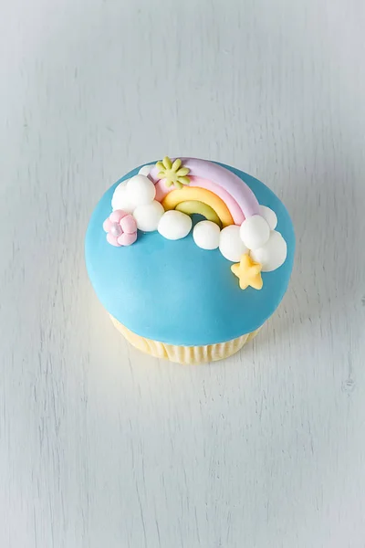 Capcake Forma Unicorno Arcobaleno Banchetto Una Piccola Principessa Fondo Bianco — Foto Stock