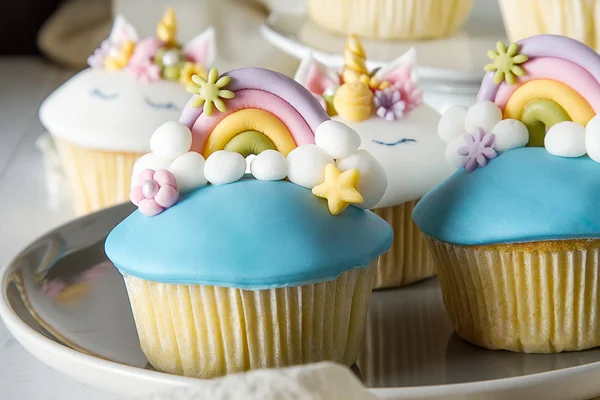 Capcake Forma Unicorno Arcobaleno Banchetto Una Piccola Principessa Fondo Bianco — Foto Stock