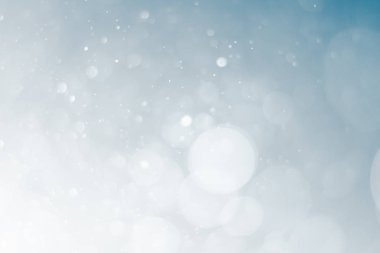 Gri arka plan üzerinde siyah ve beyaz Bokeh ışıklar soyut.