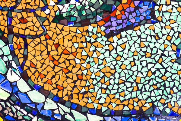 Um belo arranjo de azulejos cerâmicos coloridos . — Fotografia de Stock