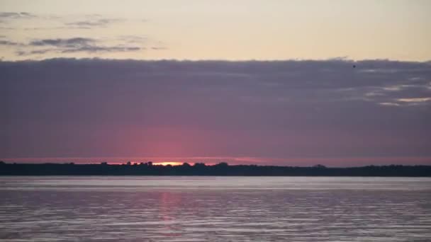 Temps écoulé avec le lever du soleil sur un lac ou une rivière — Video