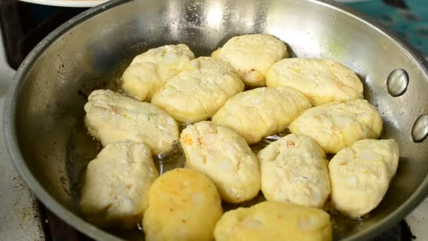 Виготовлення сирних млинців на сковороді — стокове відео