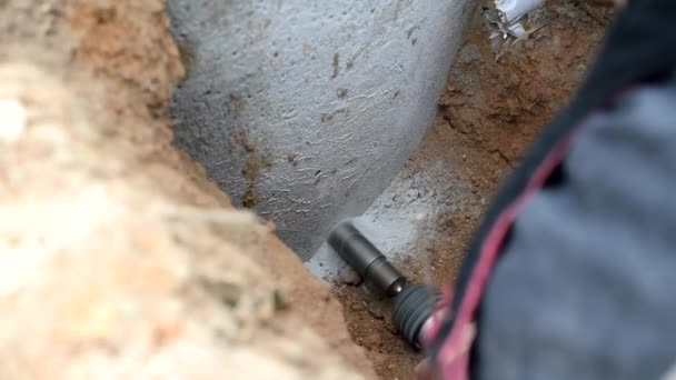 Temps écoulé pour percer un trou dans un puits en béton — Video