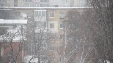 Apartmanda kar yağışı