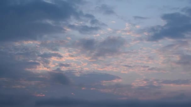 Красивые облака на фоне голубого неба на рассвете — стоковое видео