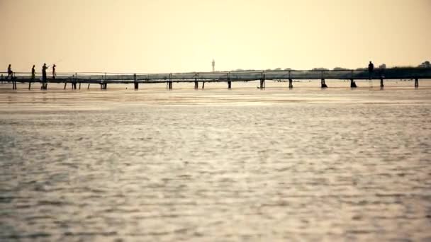 Lidé na starých pfootbridge nad řekou — Stock video