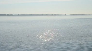 Güneş ışığında kıvılcım su