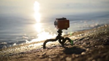 Kıyısında küçük tripod üzerinde kamera