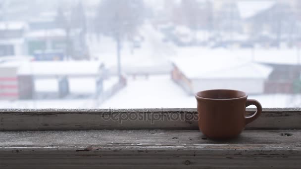 Tomtit se enciende en una taza marrón claro en el antiguo alféizar de la ventana de madera — Vídeos de Stock